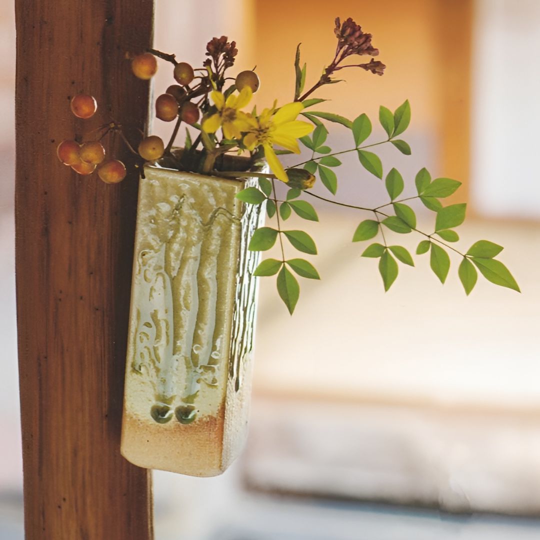 Shigawaki-ware small vase hanging on the wall