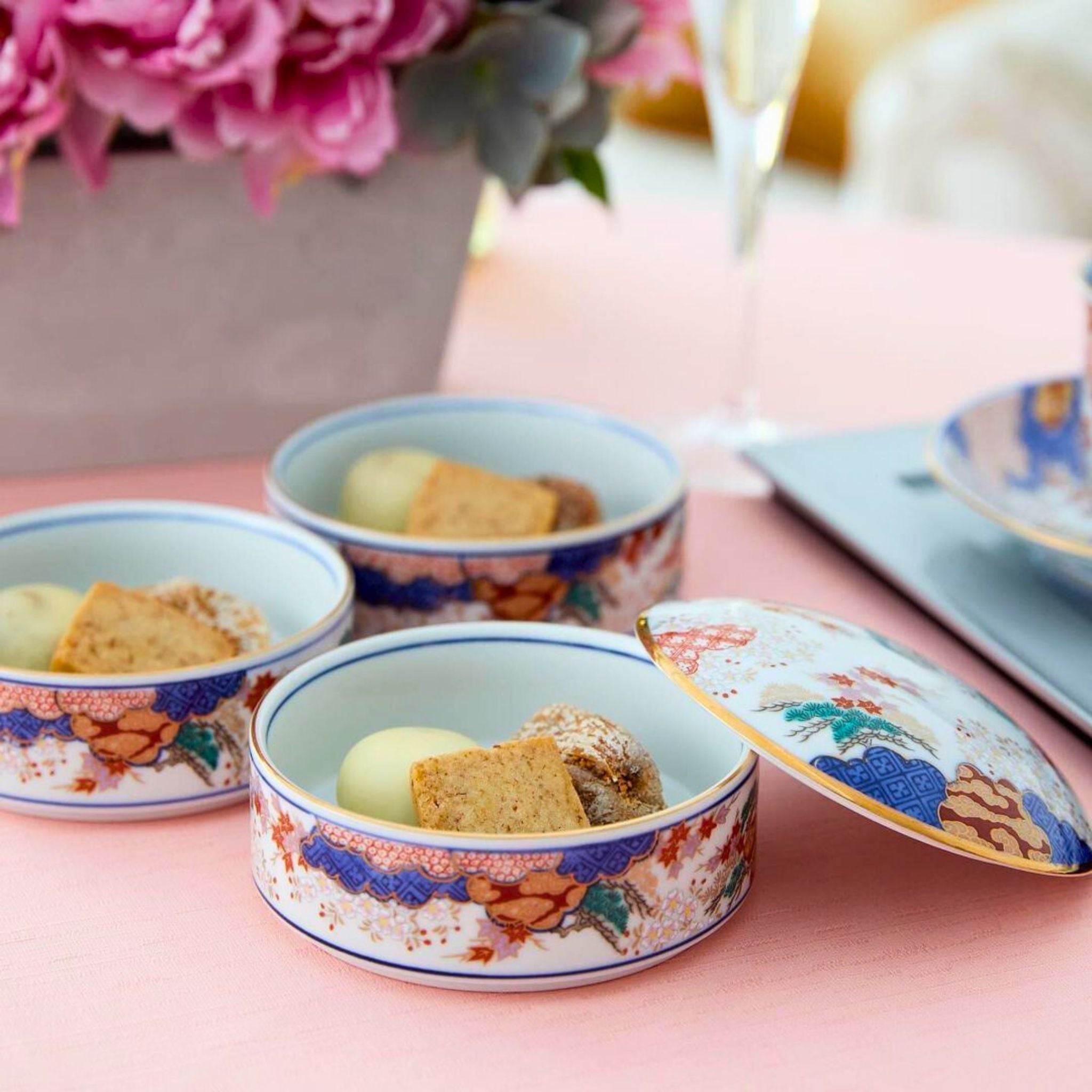 Sweets in the three tiers Arita porcelain box