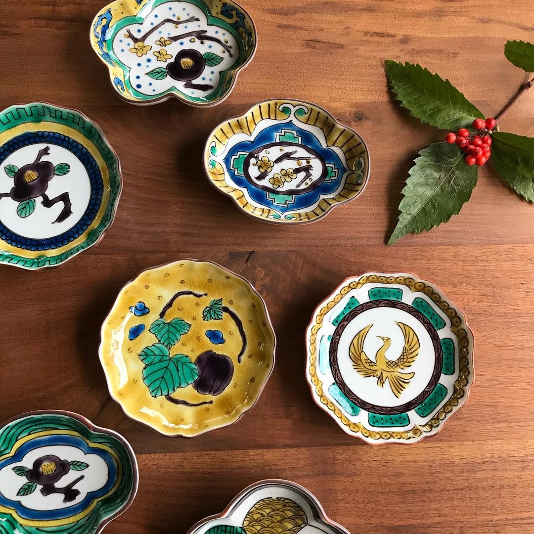 Various Kutani-ware plates from Kutani Bitousen