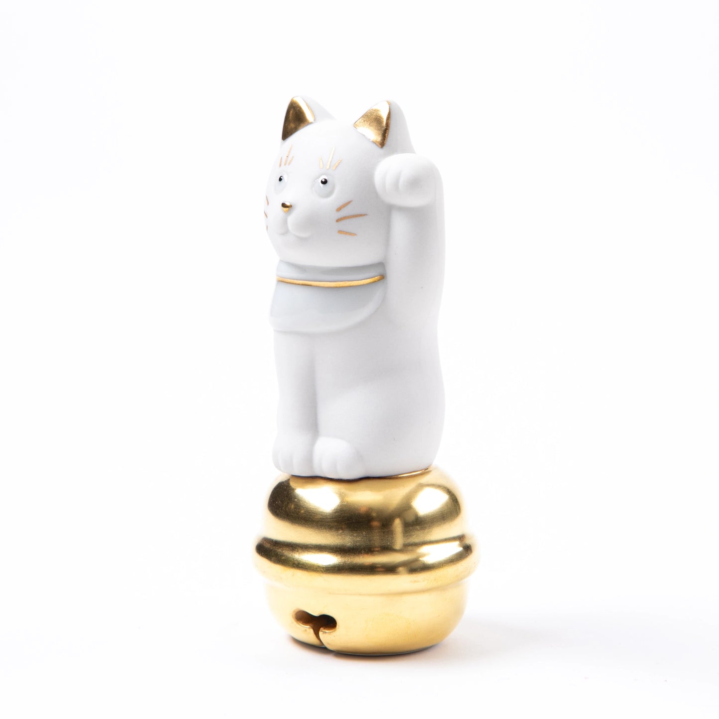 A slightly angled shot of the Choemon Kiln Kutani Maneki Neko, providing a better perspective on the cat’s raised left paw and facial details.