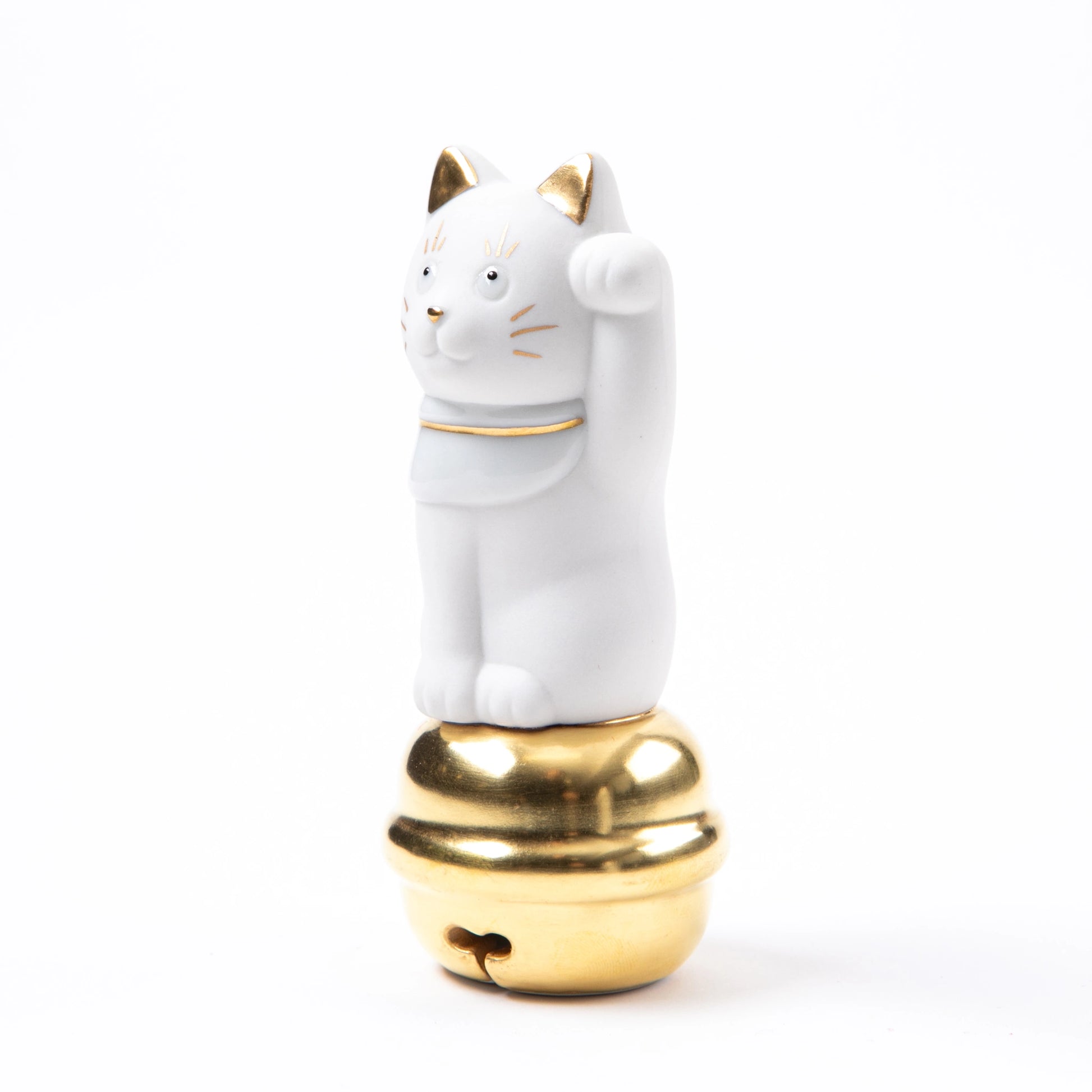 A slightly angled shot of the Choemon Kiln Kutani Maneki Neko, providing a better perspective on the cat’s raised left paw and facial details.