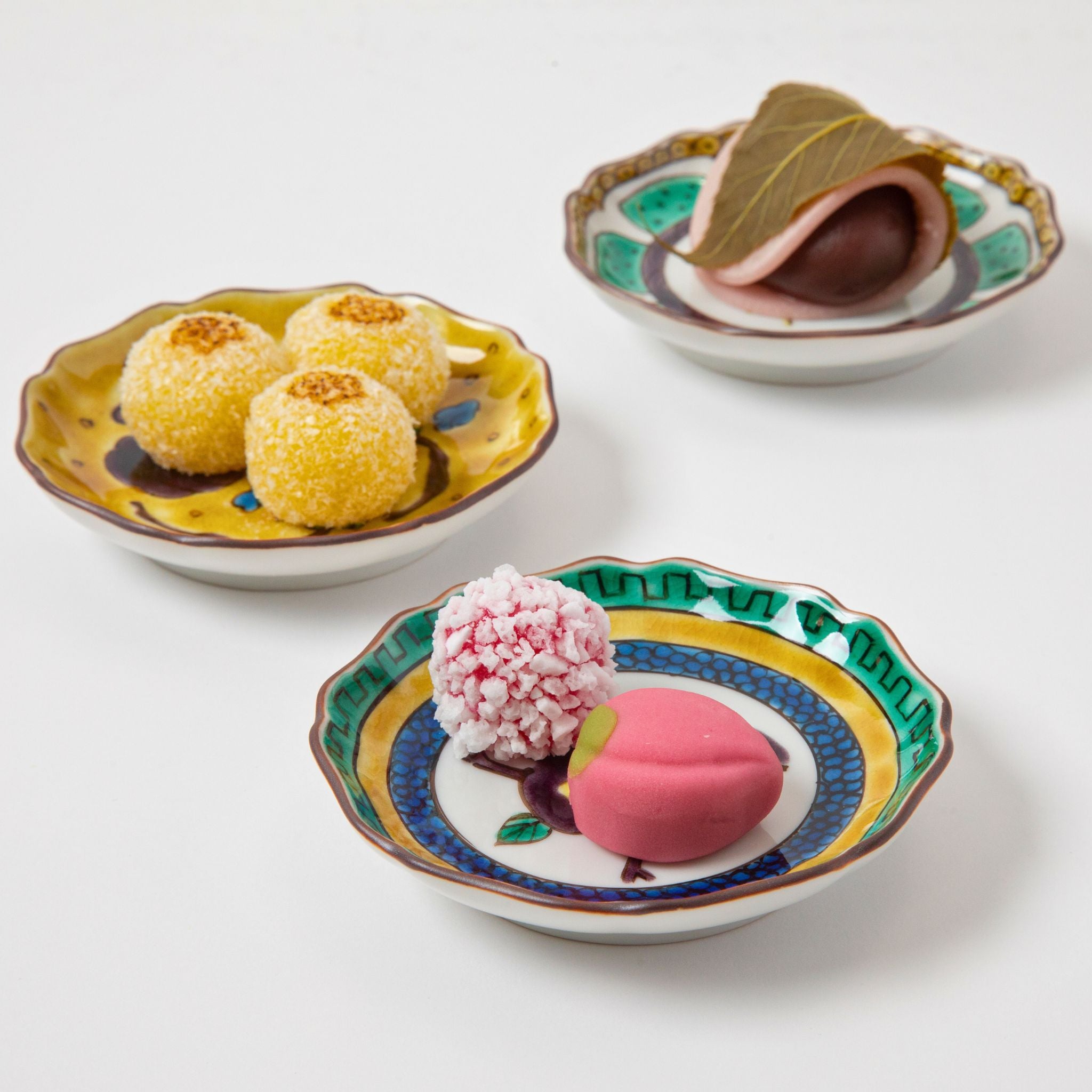 Camellia Patterned Petal Rimmed Circle Plate